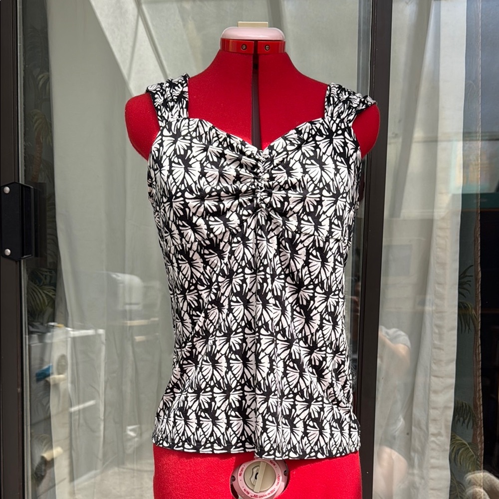 Black and White Fitted Sleeveless Tank Top